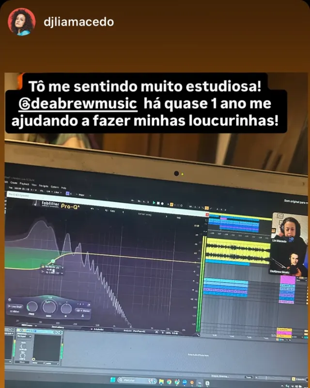 Story da Lia Macedo produzindo no notebook, com a frase: tô me sentindo muito estudiosa, quase um ano me ajudando a fazer minhas loucurinhas